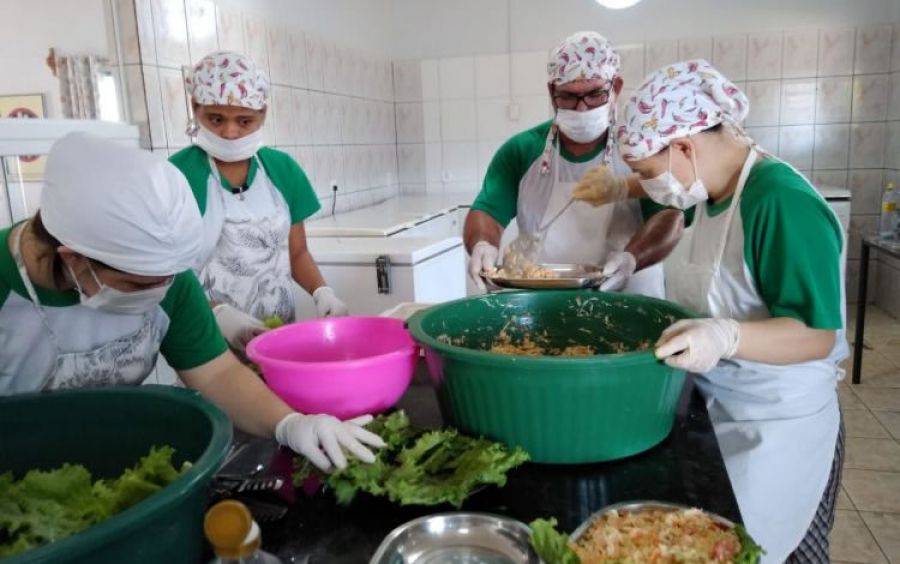 Alunos da PRÉ Profissionalizante auxiliar de cozinha e refeitório.